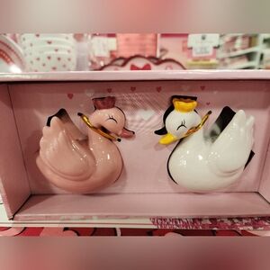 10 Strawberry Street Adorable Swan Salt And Pepper Shakers